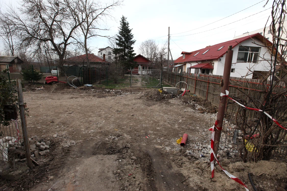 Casa Roxanei Mărişoiu a rămas singura care mai stă în calea trenului