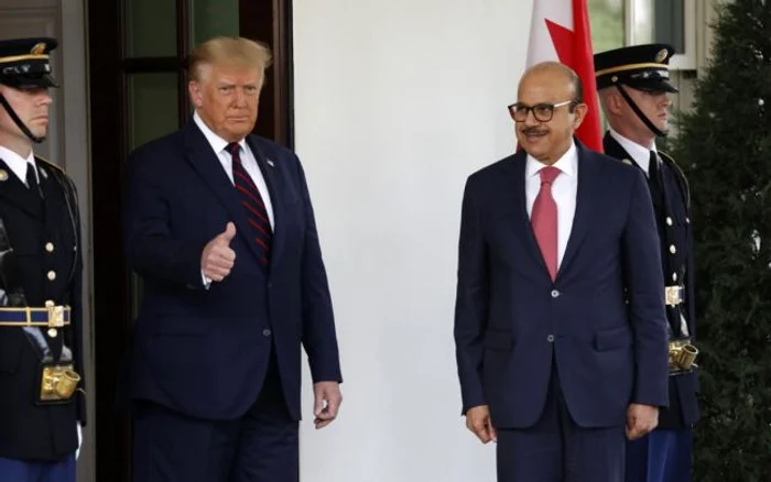 Preşedintele american Donald Trump primindu-l la Casa Albă pe ministrul de Externe al Bahrainului Abdullatif bin Rashid Al Zayani FOTO EPA-EFE