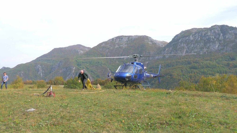 Producători de film din Norvegia, cu elicopterul în Munții Banatului. Cum au ajuns salahori într-o acțiune umanitară FOTO 