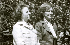 Elena Ceaușescu și Rosalynn Carter (soția președintelui american Jimmy Carter), la Casa Albă, la 12 aprilie 1978 (© „Fototeca online a comunismului românesc”, cota: 116/1978)