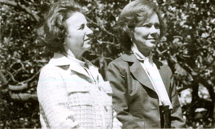 Elena Ceaușescu și Rosalynn Carter (soția președintelui american Jimmy Carter), la Casa Albă, la 12 aprilie 1978 (© „Fototeca online a comunismului românesc”, cota: 116/1978)