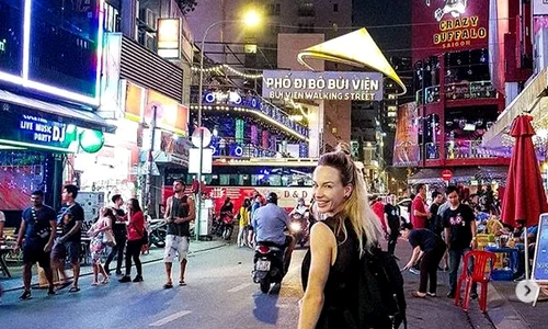 Sandra Izbașa, pe străzile din Vietnam jpeg