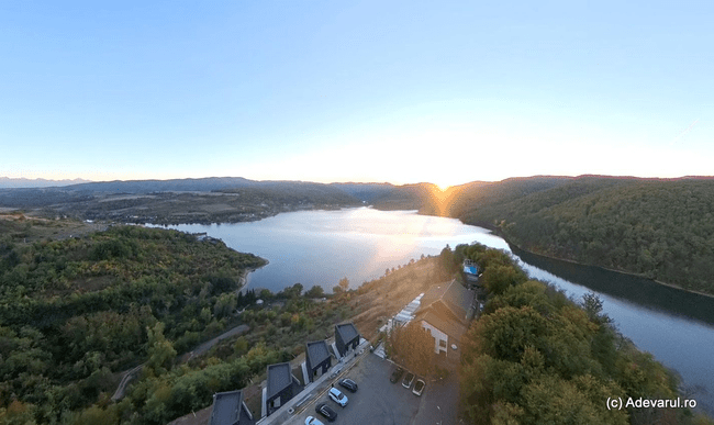 Un lac superb din vestul României își recapătă strălucirea. Cum îl readuce la viață o șosea spectaculoasă, modernizată după decenii
