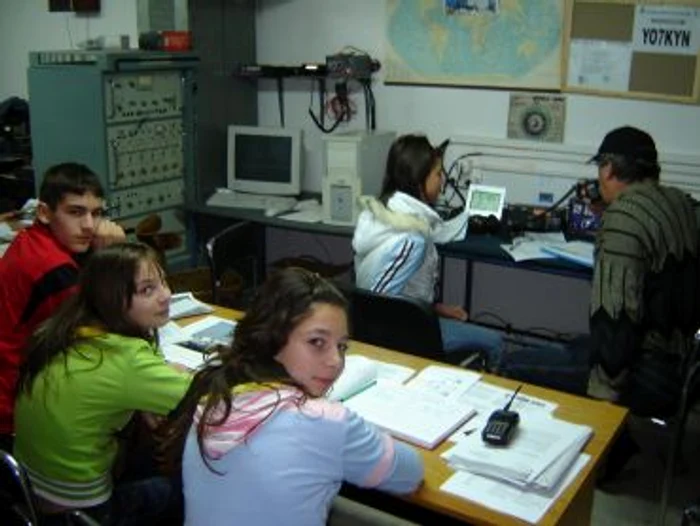 Râmnicu Vâlcea: Cercetaşi din toată lumea se întâlnesc la Jamboreea pe calea undelor şi a Internetului (FOTO)