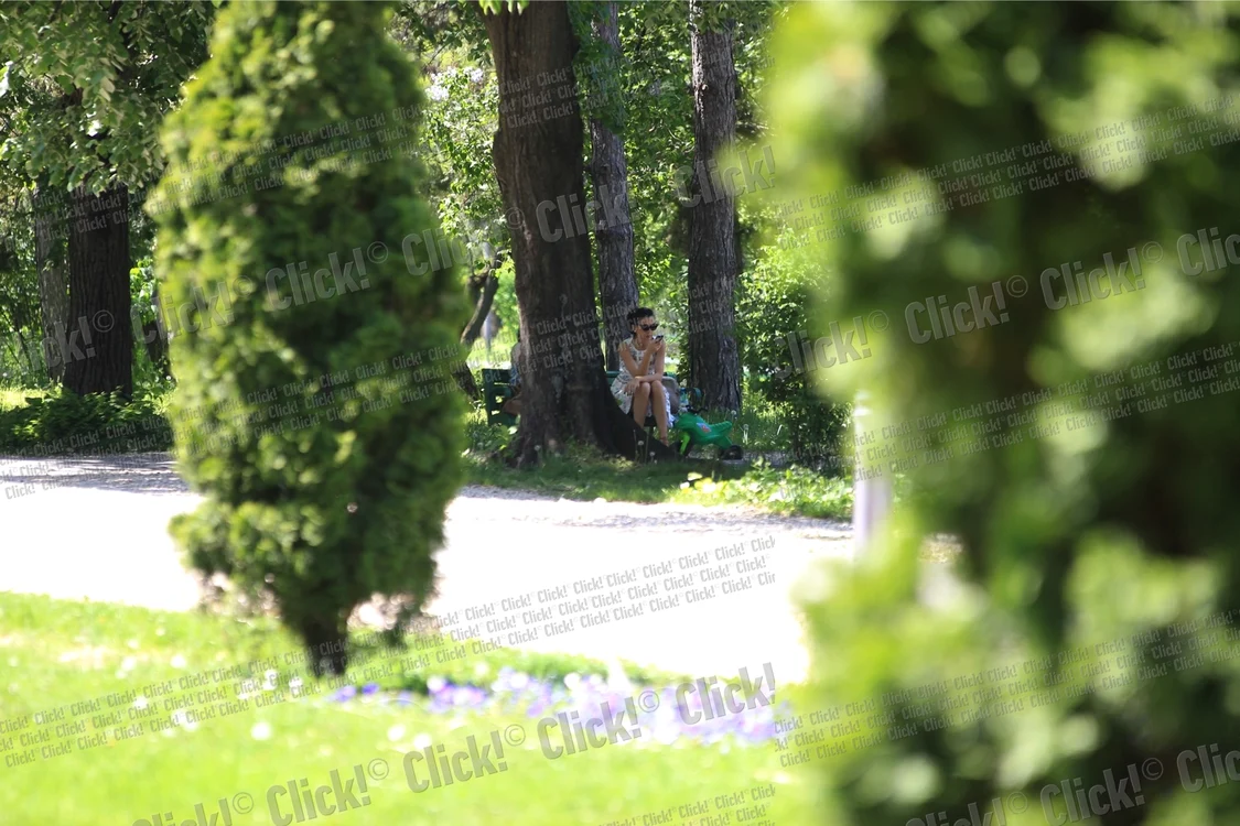 Oana Frigescu si fetita au mers in parc