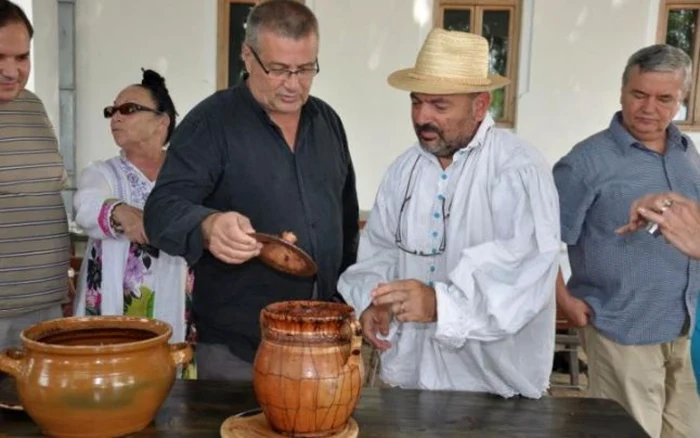 Mircea Groza (dreapta) este unul dintre cei mai cunoscuţi bucătari din Ardeal. FOTO: Aevărul