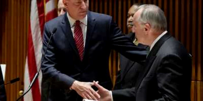 Primarul New Yorkului Bill de Blasio (stânga) împreună cu Bill Bratton, comisarul NYPD (dreapta) după conferinţa de presă în care au condamnat atitudinea poliţiştilor FOTO AP