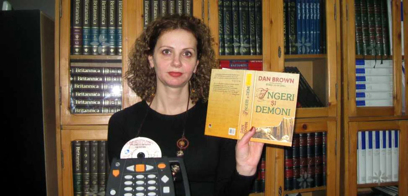 Bibliotecara Cristina Olaru ne arată una din „cărţile” preferate de orbi.