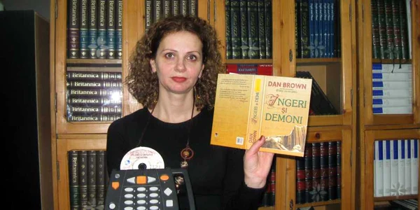 Bibliotecara Cristina Olaru ne arată una din „cărţile” preferate de orbi.