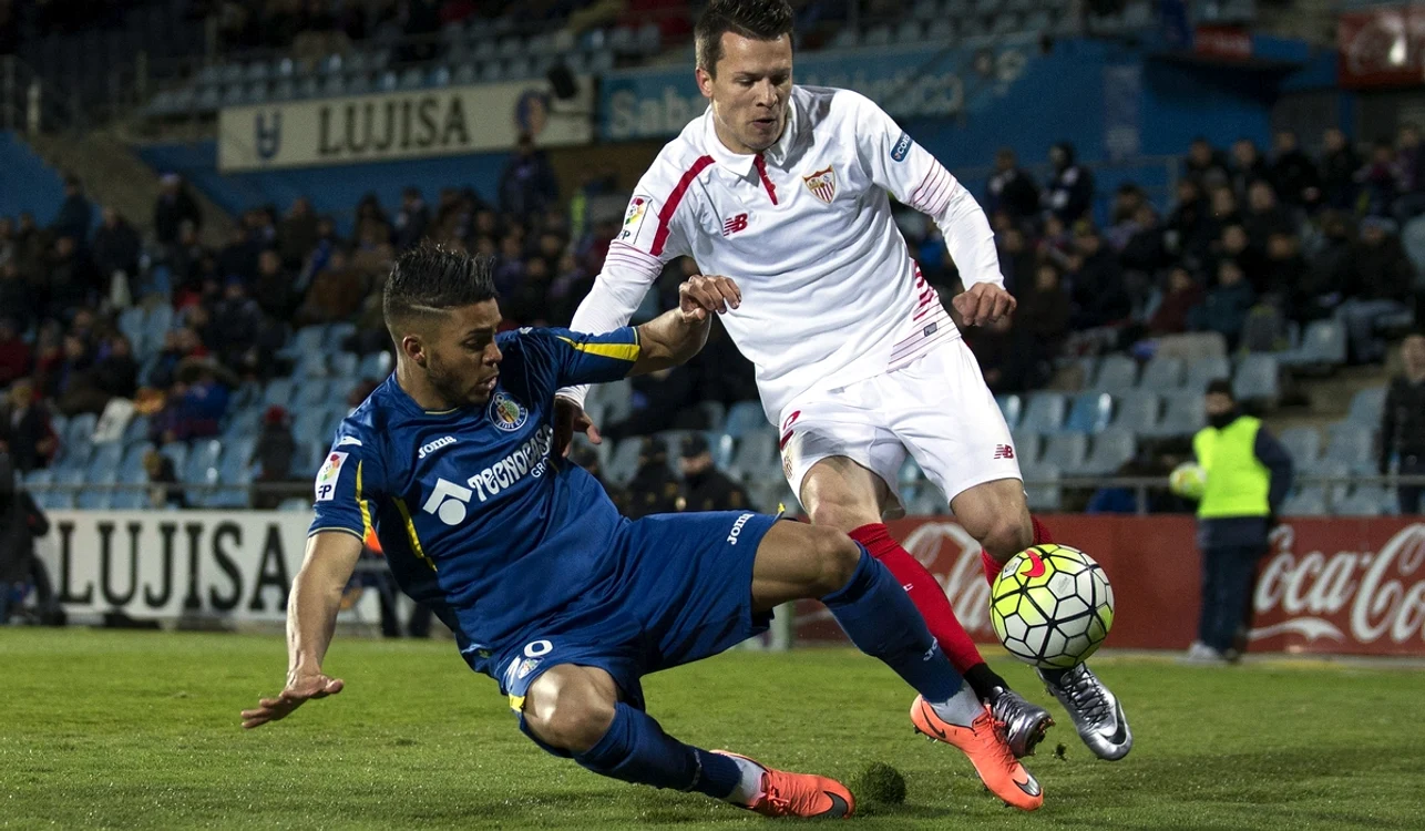 Yevgen Konoplyanka (dreapta) a trecut și pe la Sevilla FC (FOTO: Getty Images)