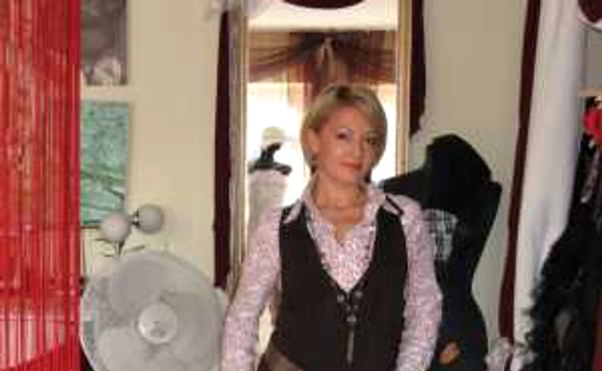 Bistriţa :  Bistriţeanca Tina Olari a ajuns celebră cu rochiile pictate
