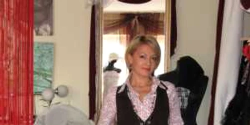 Bistriţa :  Bistriţeanca Tina Olari a ajuns celebră cu rochiile pictate