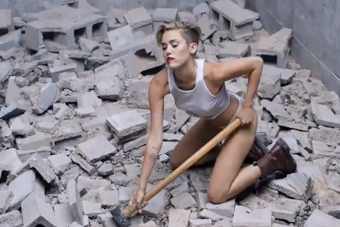 Miley Cyrus a şocat o lume întreaga atunci când a lansat videoclipul melodiei "Wrecking Ball"