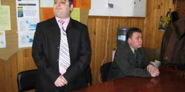 Degeaba a încercat Onuţ Atanasiu (stânga) să-i convingă pe profesori că Florin Cernat (dreapta) ar putea fi un bun director! Foto: Bogdan Nistor
