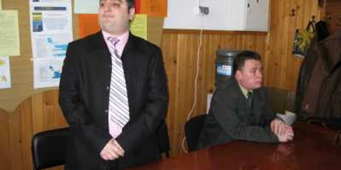 Degeaba a încercat Onuţ Atanasiu (stânga) să-i convingă pe profesori că Florin Cernat (dreapta) ar putea fi un bun director! Foto: Bogdan Nistor
