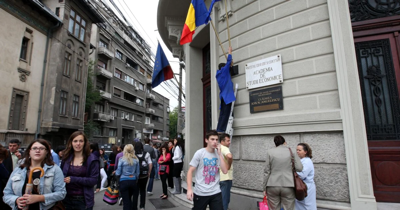 Mulţi români se înscriu la facultate, dar puţini o termină
