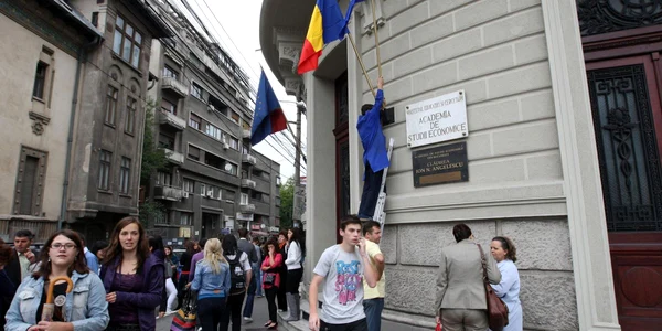 Mulţi români se înscriu la facultate, dar puţini o termină