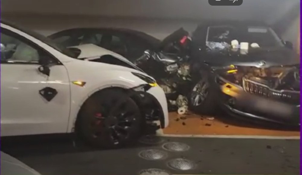 Cum a reușit o șoferiță să facă praf trei mașini în parcarea unui mall din Capitală