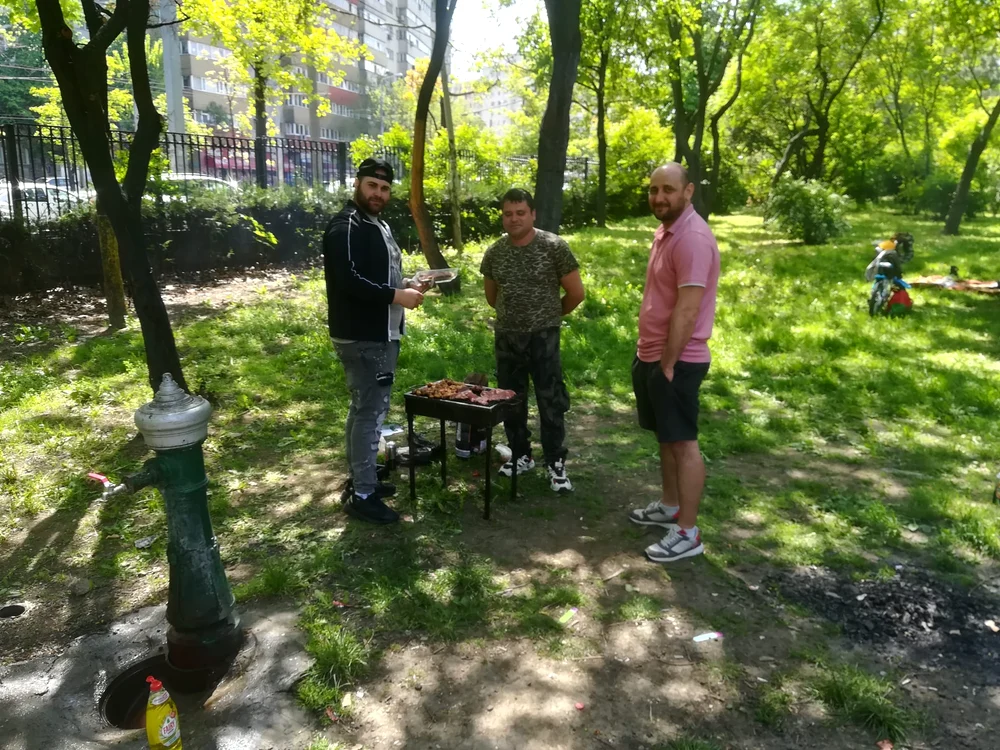 Unii bucureșteni au găsit soluția pentur a nu mai sta la coadă la grătarele primăriei
