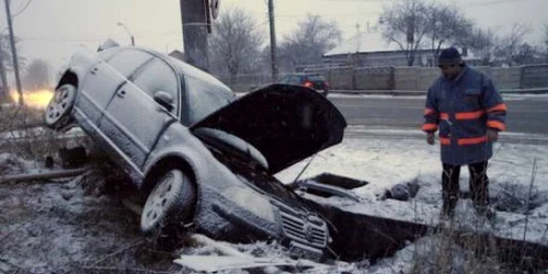 Foto Arhiva/Mașina care a lovit conducta a derapat de pe șosea