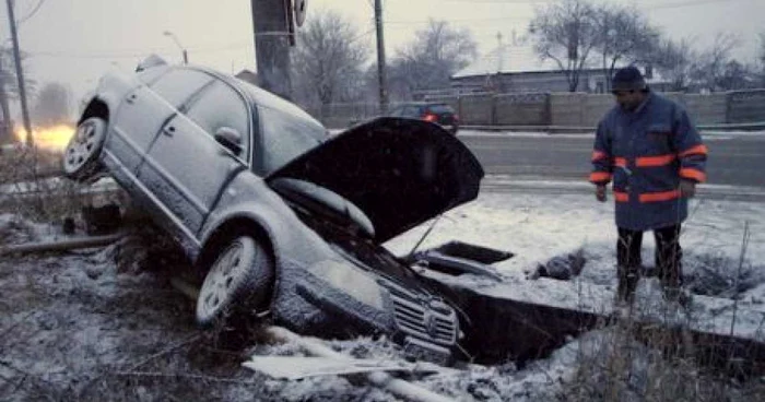 Foto Arhiva/Mașina care a lovit conducta a derapat de pe șosea 