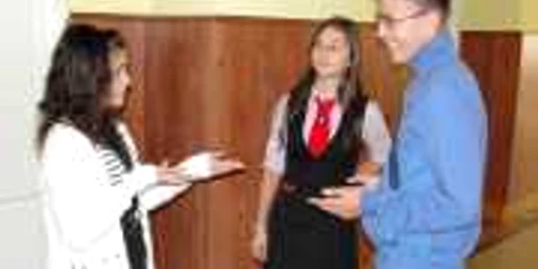 Lavinia Filip şi Szendrei Edina, eleve la Grupul Şcolar „Ion I.C. Brătianu“ şi-ar fi dorit să meargă la bal