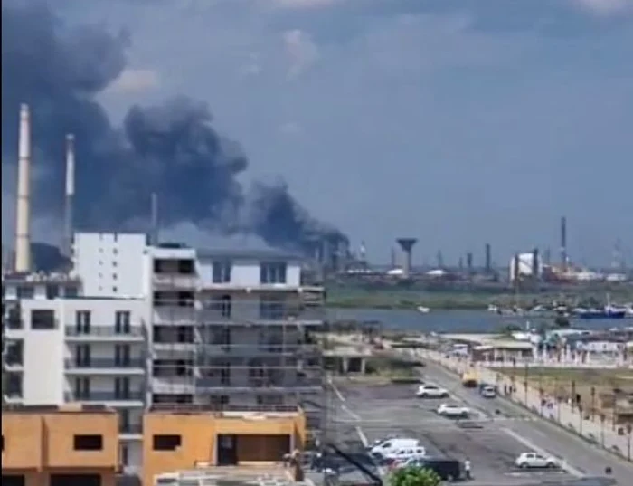 Degajare de fum gros la incendiul de la Petromidia. FOTO ISU Dobrogea