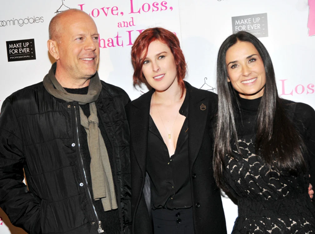 
    Rumer Willis a purtat pe mâna dreaptă un inel care părea fi de logodnă.foto: Twitter  