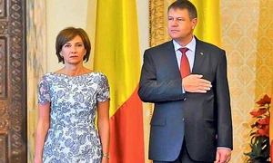 Pe sub paltonul gri, Carmen Iohannis a avut o rochie albă, cu imprimeu floral gri jpeg