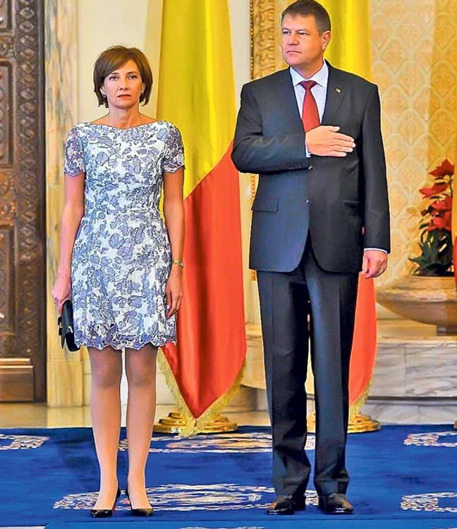 Pe sub paltonul gri, Carmen Iohannis a avut o rochie albă, cu imprimeu floral gri