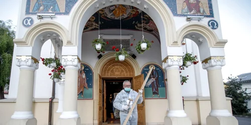 Voluntari  în combinezoane de protecţie la slujba din Vinerea Marea la Biserica Sf Pantelimon din Bucureşti FOTO Inquam Photos / George Călin