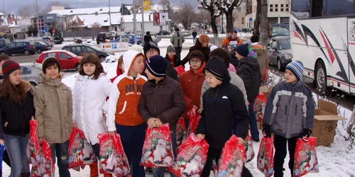 Elevii de la Take Ionescu au dus cadouri celor mai saraci copii din judet