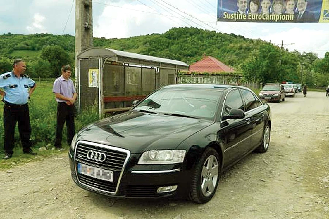 Preasfințitul Ioachim  Băcăuanul a venit  la priveghi cu o  limuzină Audi A 8