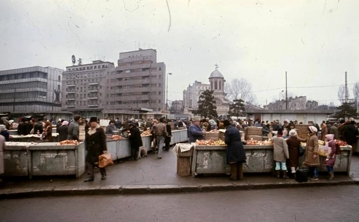 
    1986. În vremea comunismului, tarabele din Piața Unirii erau pline cu mereFoto: muzeuldefotografie.ro  