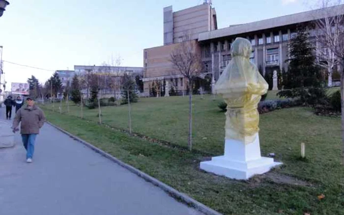 Noul bust al lui Nicolae Titulescu de la Slatina este amplasat lângă sediul Casei de Cultură a Sindicatelor, vizavi de sediul BRD de pe bulevardul ce poartă numele marelui patriot român (Foto: Mugurel Manea)