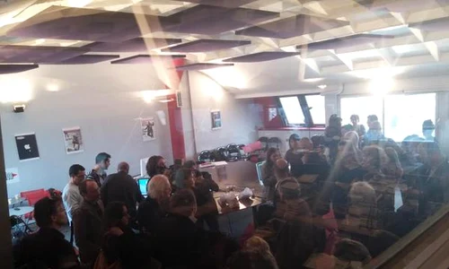 Echipa revistei s a întors la muncă după atacul de miercuri jpeg