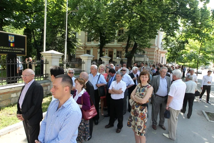 Coada la secţia de la Ambasada României. FOTO Tudor Iovu