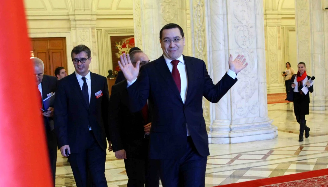 Premierul Victor Ponta s-a scuzat spunând că n-a fost obligat să organizeze alegeri, dcât timp legea nu prevede sancţiuni dacă Guvernul o încalcă. Foto: David Muntean