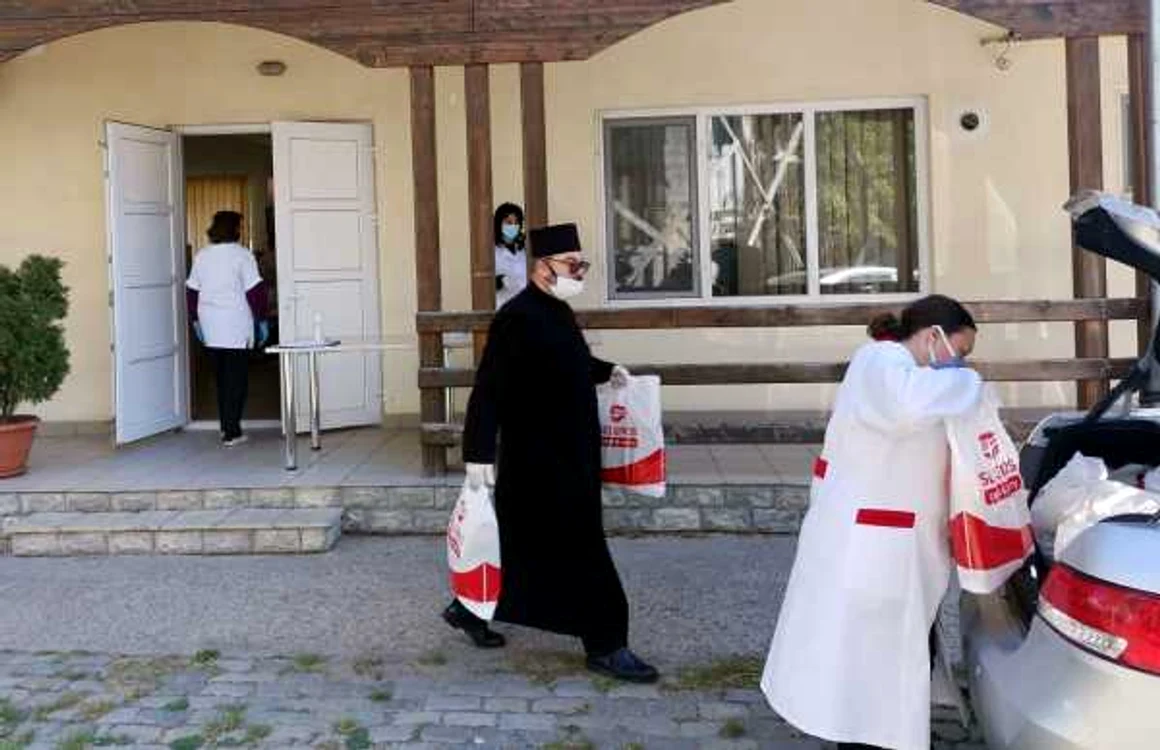 Preoţii şi voluntarii merg zilnic acasă la cei 50 de copii FOTO Costiuc Petrică