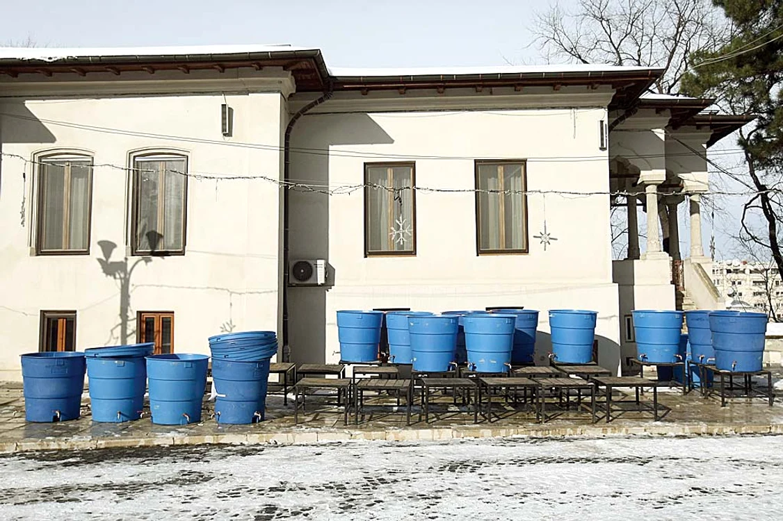 Patriarhia a scos încă de ieri vasele în curte. În total sunt 23