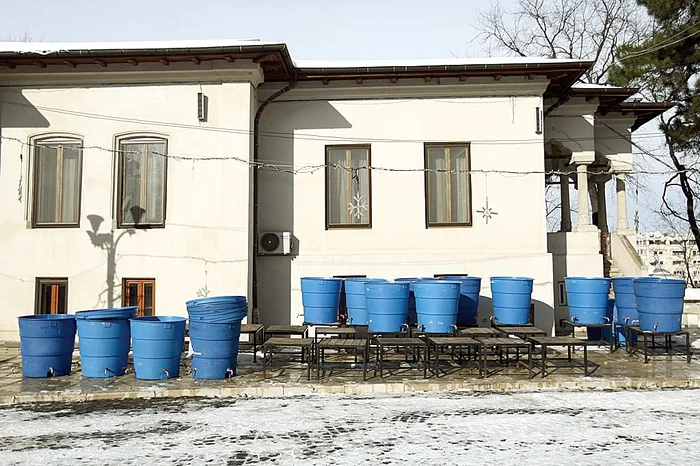 Patriarhia a scos încă de ieri vasele în curte. În total sunt 23