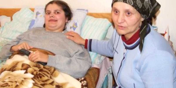 Elena nu o poate lăsa nicio clipă singură pe fiica sa Iuliana. FOTO: LAURA CHIVA