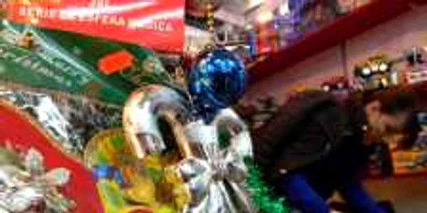 Decoraţiunile se vând în toate hipermarketurile, dar şi la târgul de la Casa Cărţii