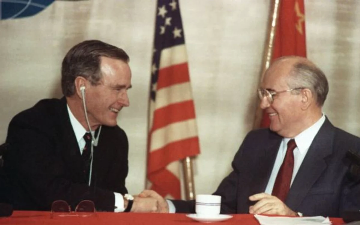 George Bush şi Mihail Gorbaciov la Summitul din Malta FOTO Soviet Visuals