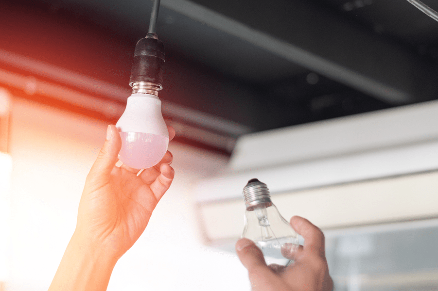 Ucraina  face economie la electricitate folosind becurile LED donate de UE, în contextul problemelor energetice cauzate de război