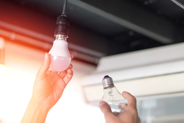 Înlocuirea unui bec cu filament cu unul LED