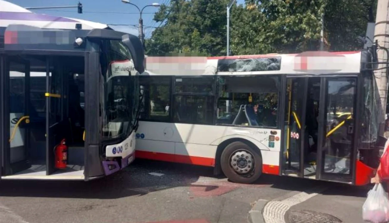 Accidentul s-a produs în zona staţiei de autobuz de la Muzeul Judeţean. Foto ISU Argeș 