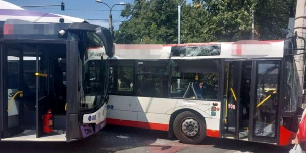 Coliziune frontală între două autobuze la Pitești  Foto ISU Argeș jpg