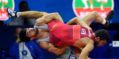 Ekrem Ozturk din Turcia în albastru câştigă împotriva lui Norayr Hakhoyan din Armenia în meciul de lupte greco romane la categoria  55 kg de la campionatul mondial de lupte din Budapesta Ungaria FOTO EPA EFE  Balazs Czagany