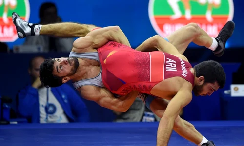 Ekrem Ozturk din Turcia în albastru câştigă împotriva lui Norayr Hakhoyan din Armenia în meciul de lupte greco romane la categoria 55 kg de la campionatul mondial de lupte din Budapesta Ungaria FOTO EPA EFE Balazs Czagany